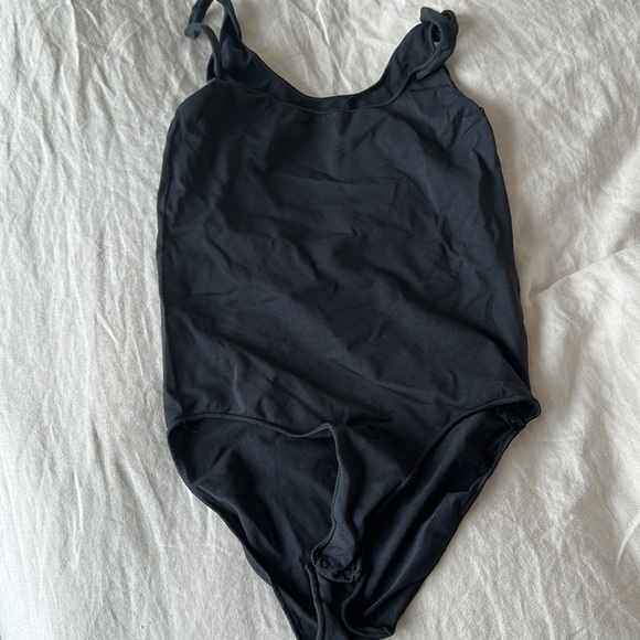 Skims Light Essential Scoop Neck Bodysuit - Picture 2 of 4
